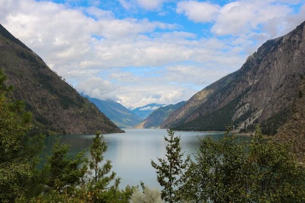 Der Seton Lake erstreckt sich durch die Berge am Highway 99 bei Lillooet in British Columbia Der Seton Lake erstreckt sich durch die Berge am Highway 99 bei Lillooet in British Columbia